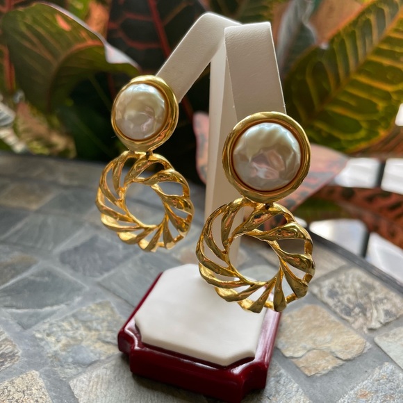 Fashionable Pearl Earrings - Picture 2 of 6